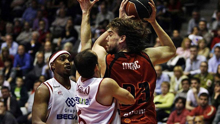 De defensar Marc Gasol a rebre&#039;n la felicitació per entrenar el seu club ?El 20 d&#039;abril de 2008 l&#039;Akasvayu de Marc Gasol va guanyar el Lleó de Carles Marco a Fontajau per 82-81. Dotze anys més tard, l&#039;exbase entrenarà el primer equip del club que el pivot dels Raptors va fundar a Girona el 2014, en el debut a la LEB Or. A la foto de l&#039;esquerra, el partit de 2008. A la dreta, Marco parlant amb Gasol per telèfon ahir després de ser presentat.