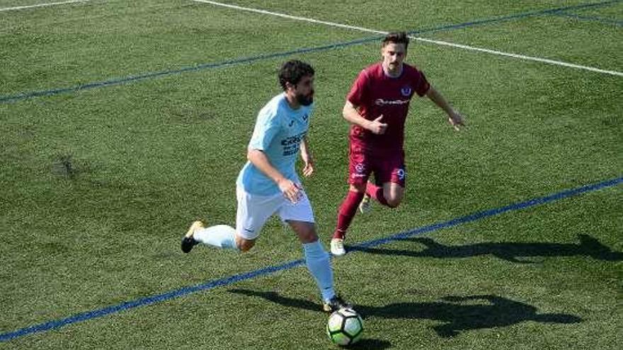 Jorge Segura conduce el balón ante un contrario. // Gonzalo Núñez