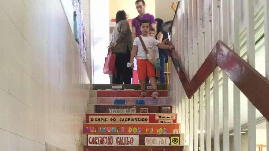 Las escaleras se decoraron libros y cuentos. // D.P.