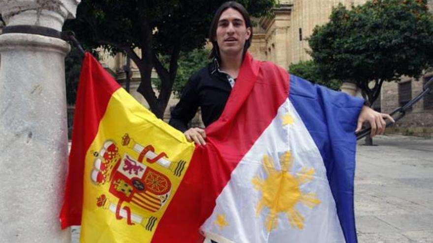 Ángel Guirado posa con las banderas española y filipina en las proximidades de la Catedral, en la capital malagueña.