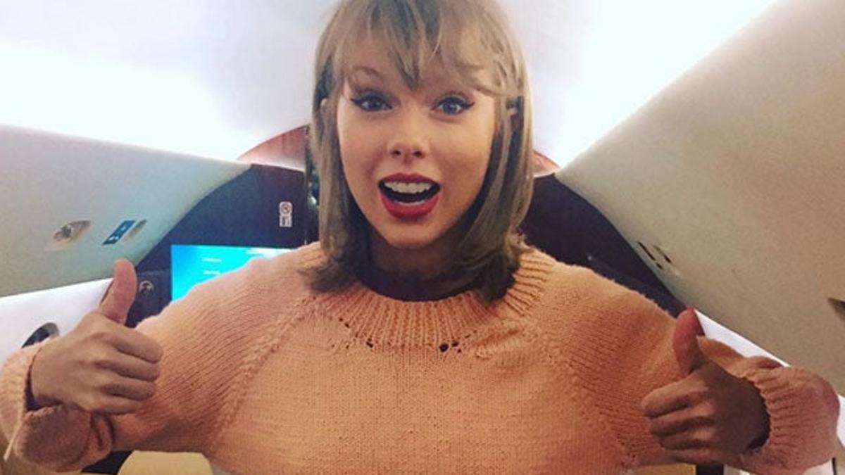 Taylor Swift, feliz con su nuevo jersey