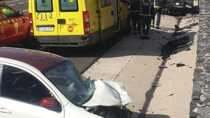 Imagen del estado del coche en el que viajaba la mujer herida grave.