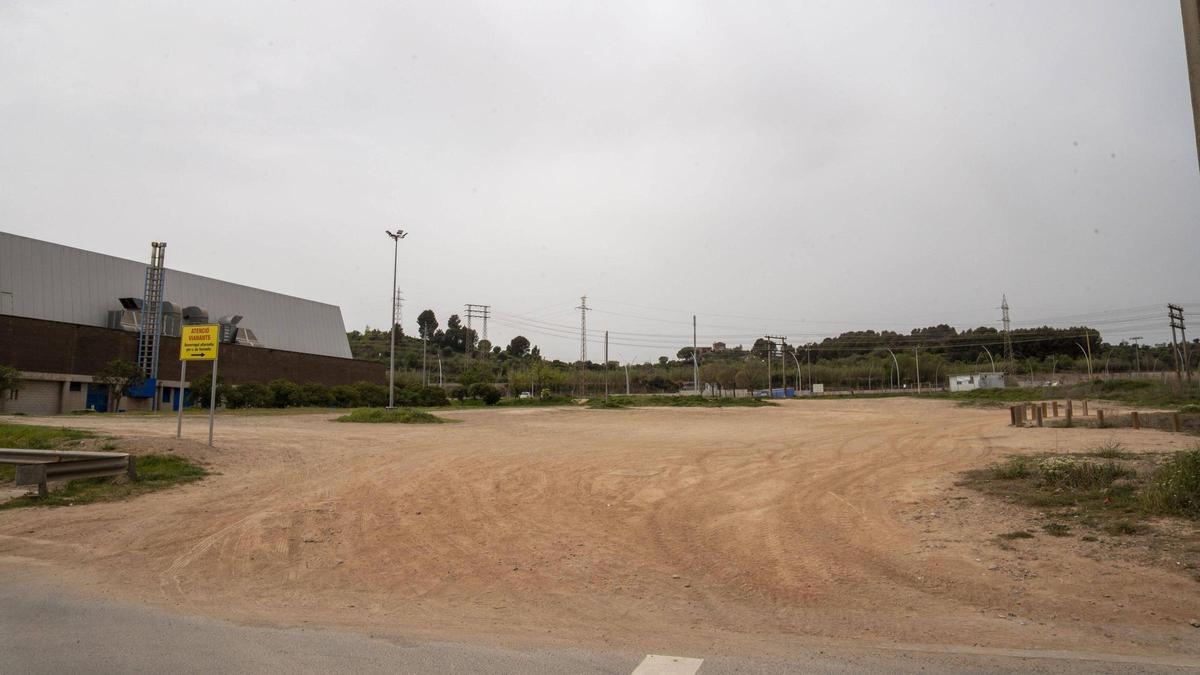 Parcel·la on anirà el nou pavelló i entrada del vial projectat que s'anul·larà en el proper ple