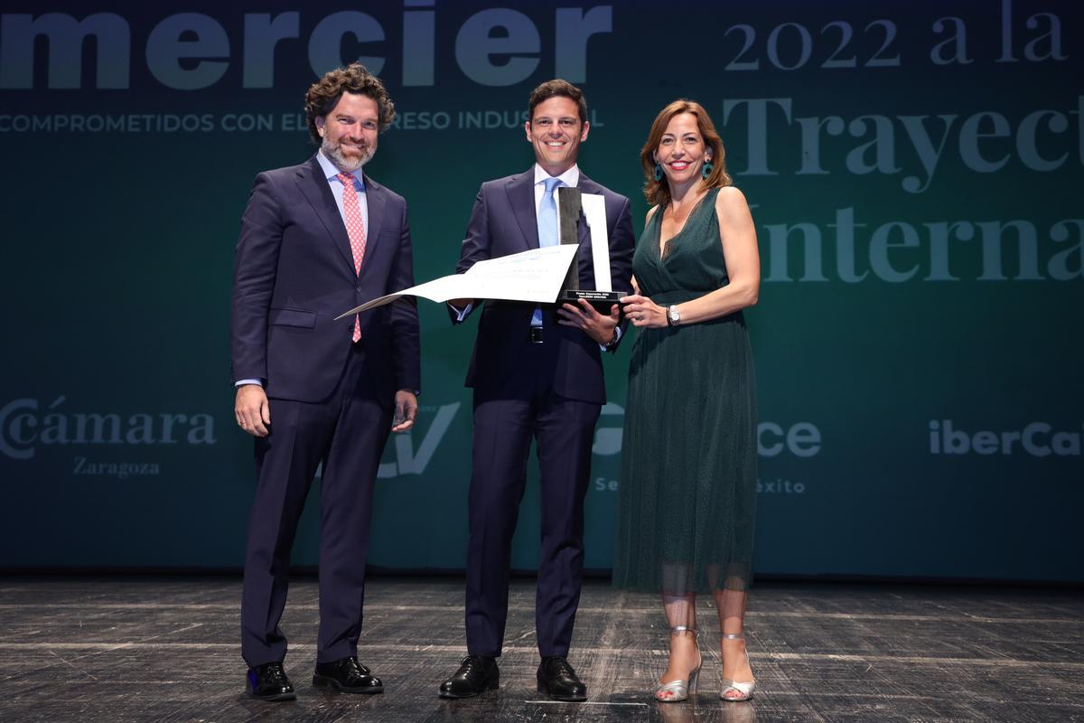 El Premio a la Trayectoria Internacional fue para Talleres Mercier y lo recogió Alberto Baños, director comercial de la empresa. Entregaron el premio Natalia Chueca, alcaldesa de Zaragoza, e Iñigo de Yarza, vocal de Cámara Zaragoza.