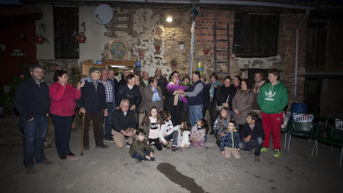 Vecinos de las aldeas, cuando recibieron el premio de &quot;Pueblu Afayaizu&quot;.