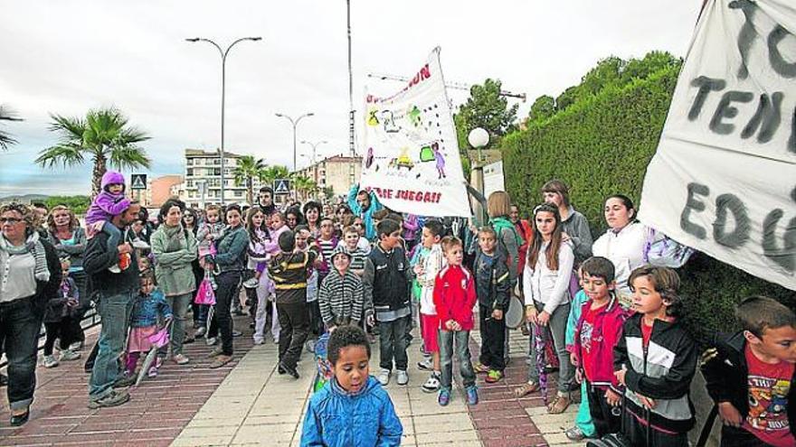 La concentración de ayer en el colegio Alberto Sols.