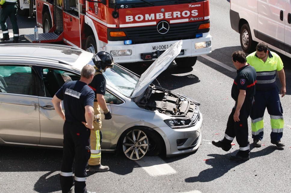 Sale ilesa tras dar una vuelta de campana en la A-30