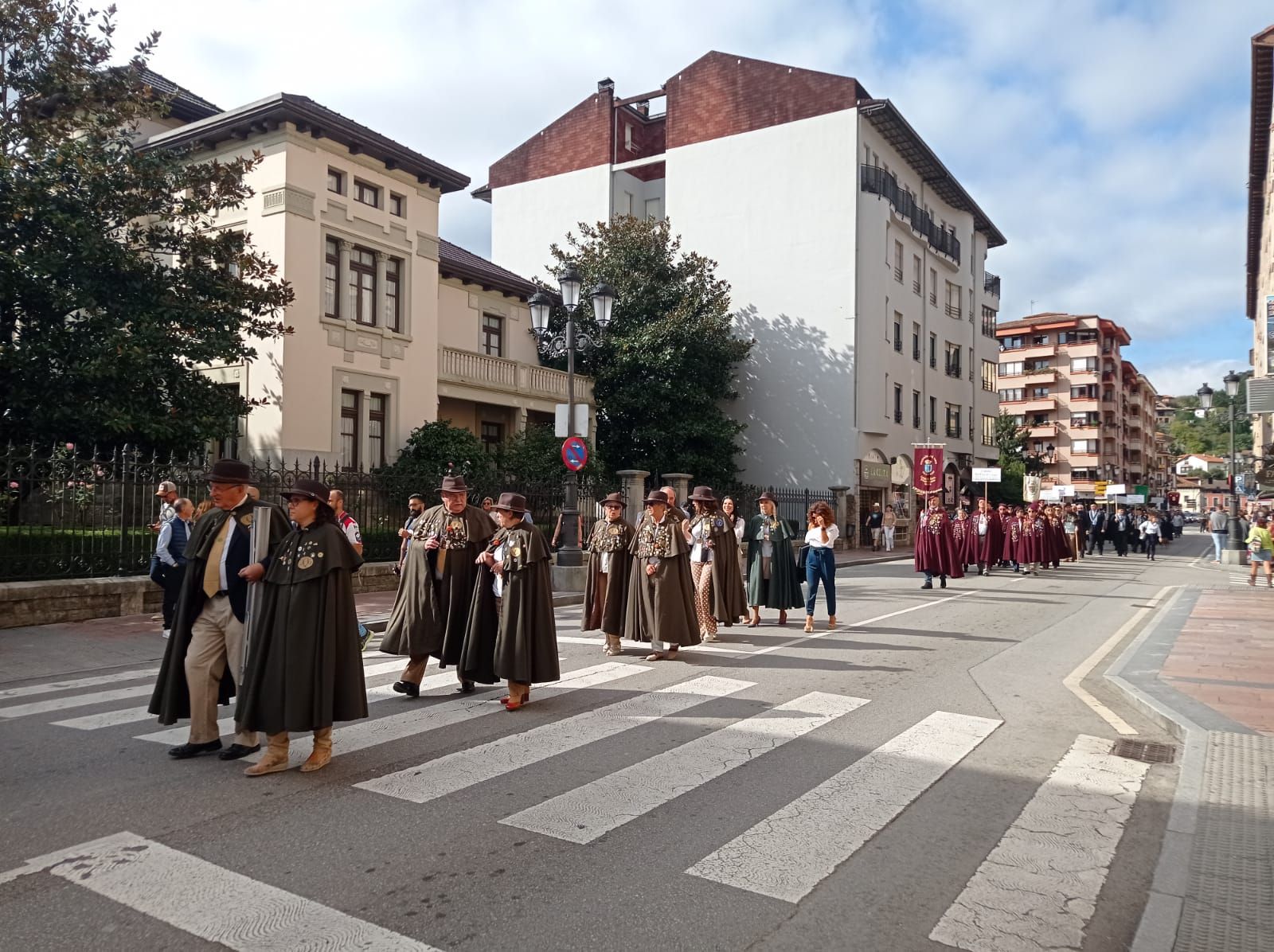 El  VII Capítulo de la Cofradía del Queso Gamonéu convierte Cangas de Onís en una fiesta: