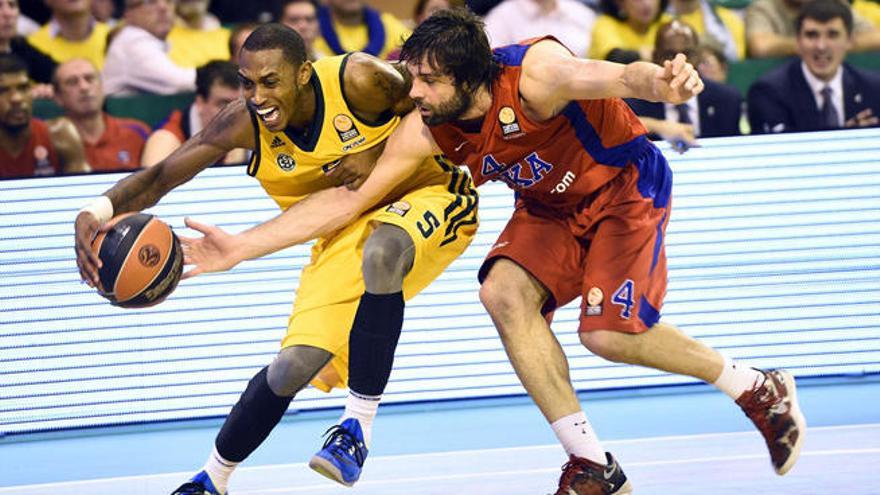 Jamar Smith en un partido de Euroliga frente a Milos Teodosic, base del CSKA Moscú.