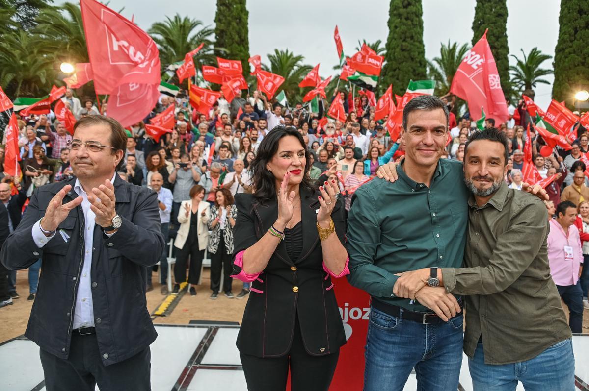 (I-D) El secretario general del PSOE de Extremadura y candidato a la reelección a la Presidencia de la Junta de Extremadura, Guillermo Fernández Vara, la número 4 de la candidatura municipal del PSOE al Ayuntamiento de Badajoz, Concha Baños, el secretario