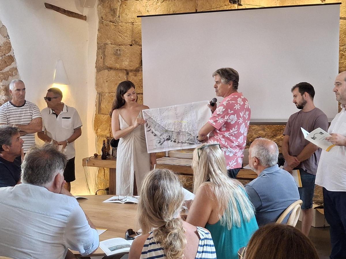 El historiador Javier Calvo muestra un mapa antiguo del litoral de Dénia