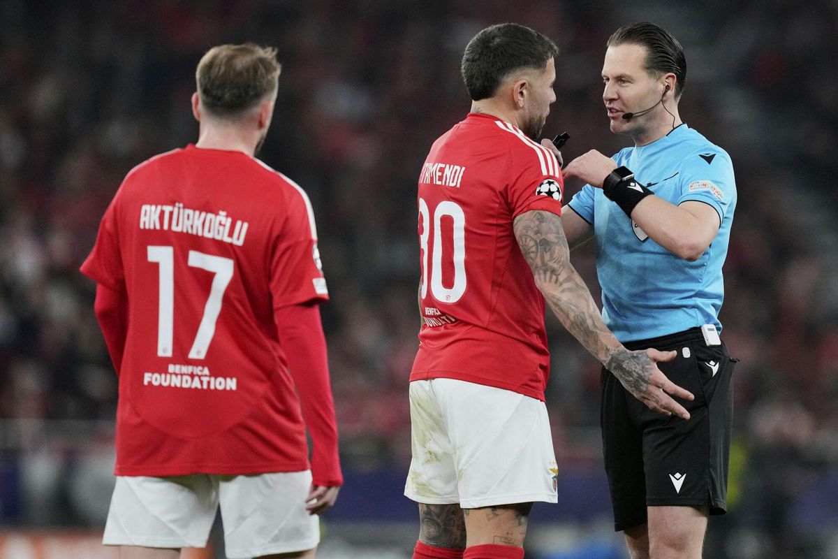 Referee Danny Makkelie speaks with Benficas Nicolas Otamendi during a Champions League opening phase soccer match between SL Benfica and FC Barcelona at the Luz stadium in Lisbon, Tuesday, Jan. 21, 2025. (AP Photo/Armando Franca)