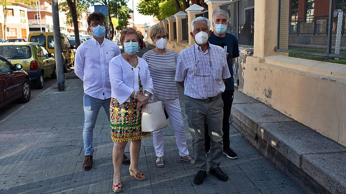 Representantes de Faveza y AVZ en la futura zona azul planeada por el Ayuntamiento de Zamora.