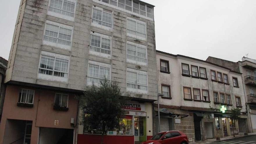 El edificio pendiente de una sentencia judicial está en la calle Ramal dos Galos, en Bueu. // S.Álvarez