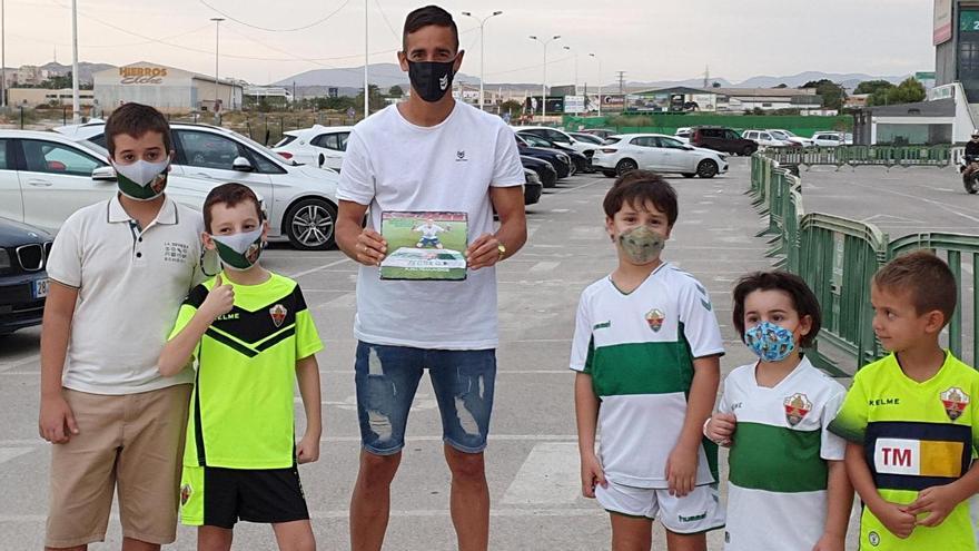 Los niños de la peña &quot;Furia Franjiverde&quot; entregando el premio a Edgar Badia