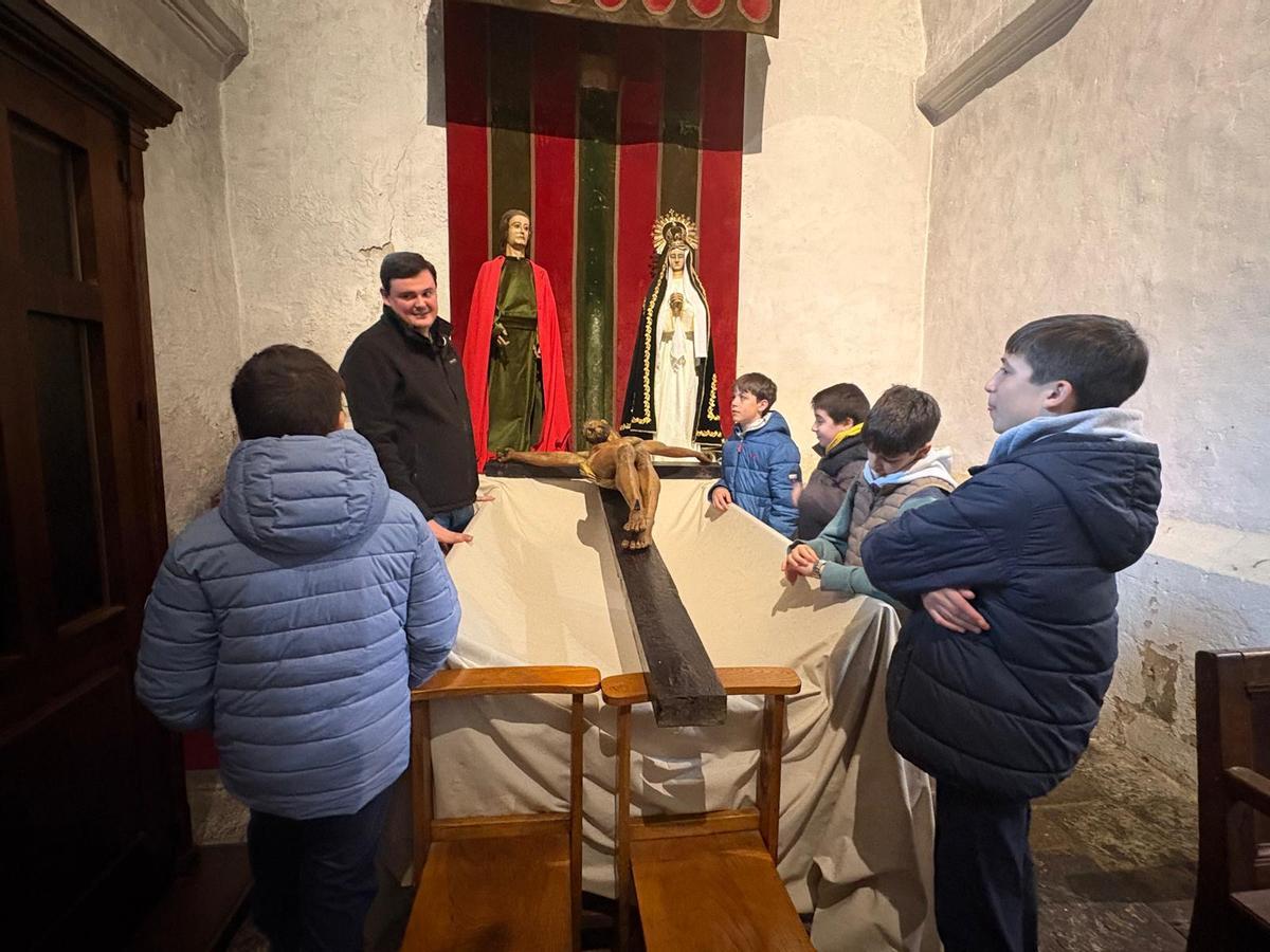 Juan José Blanco explica las imágenes a los niños asistentes a la actividad.