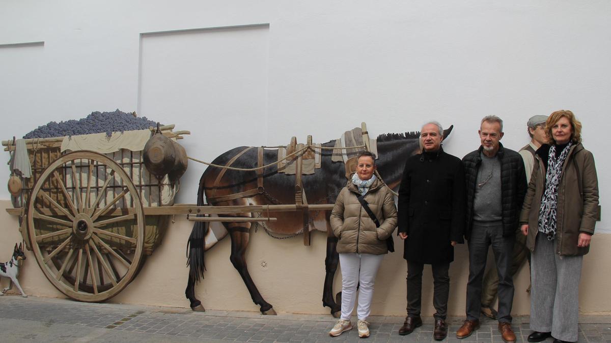 La escultura instalada en el ayuntamiento con el alcalde, el artista y la presidenta de la Serratilla