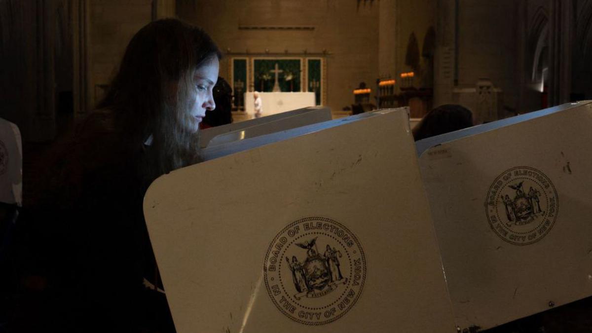 Una església adaptada com a col·legi electoral, ahir a Nova York. | DAVID DEE DELGADO / AFP Una església adaptada com a col·legi electoral, ahir a Nova York. | DAVID DEE DELGADO / AFP