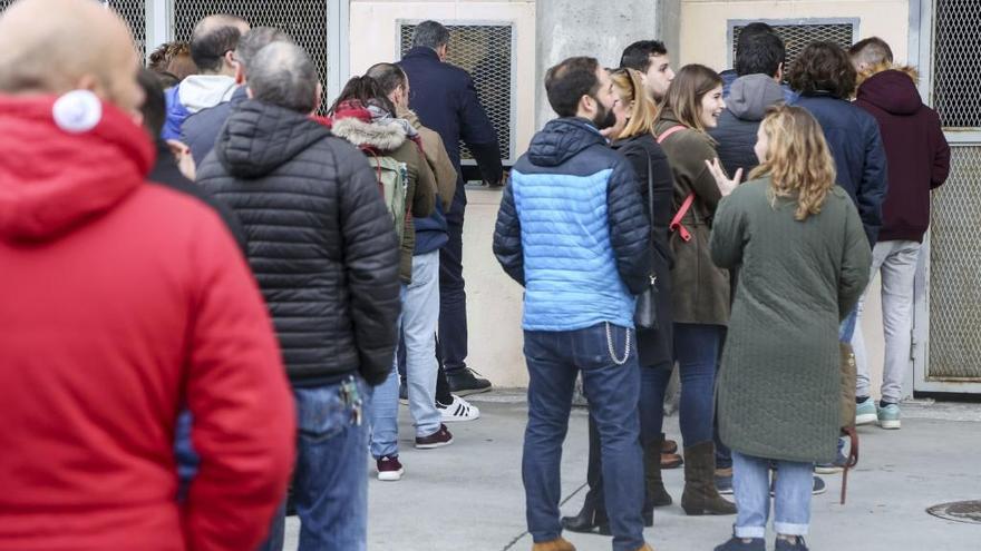 Colas en el Tartiere para conseguir entradas para el derbi