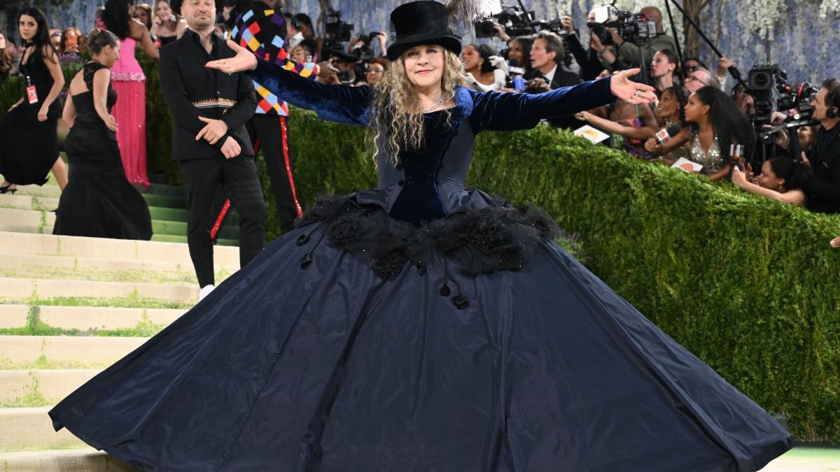 Cantante Stevie Nick vestida de Zara