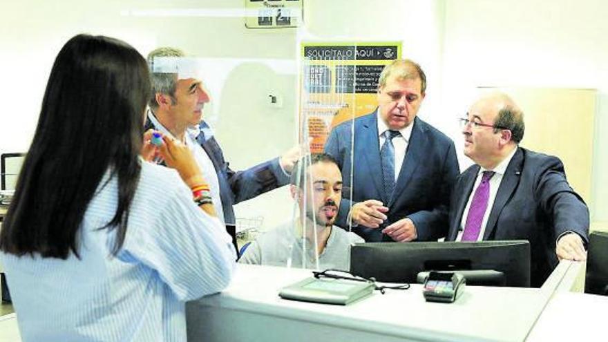 Miquel Iceta (d) durante su visita a una oficina de Correos para hacer seguimiento de las altas del Bono.