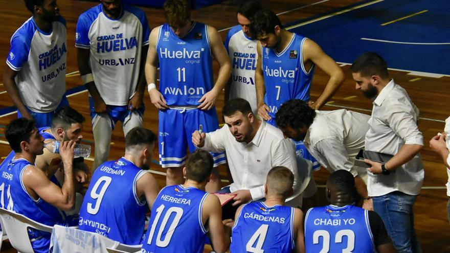 Íñigo Núñez, hablando a sus jugadores en un tiempo muerto. | CHG