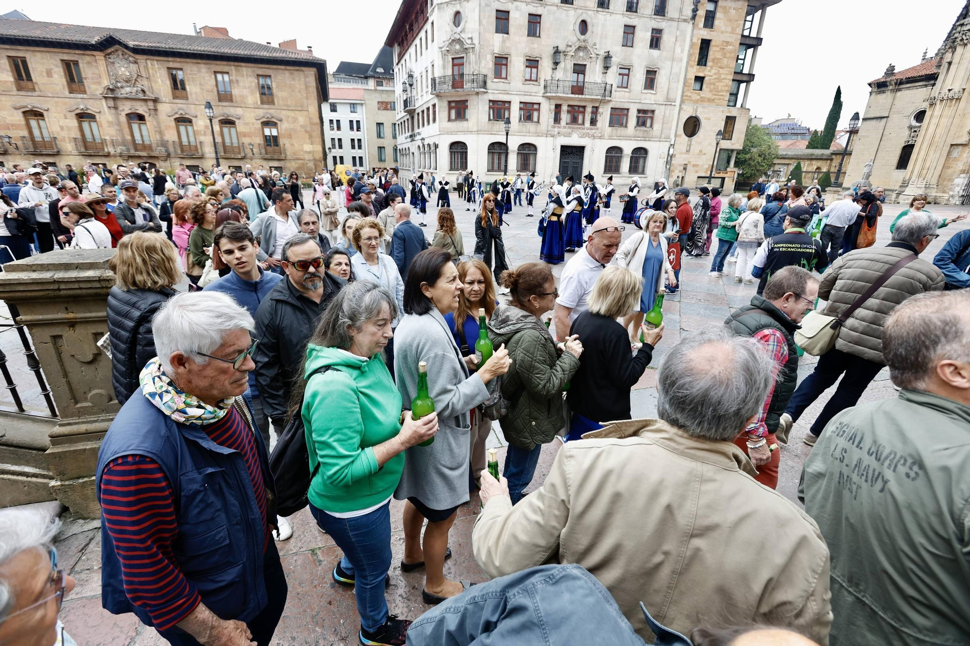 Cientos de brazos al aire junto a la Catedral de Oviedo para que la sidra sea patrimonio de la humanidad