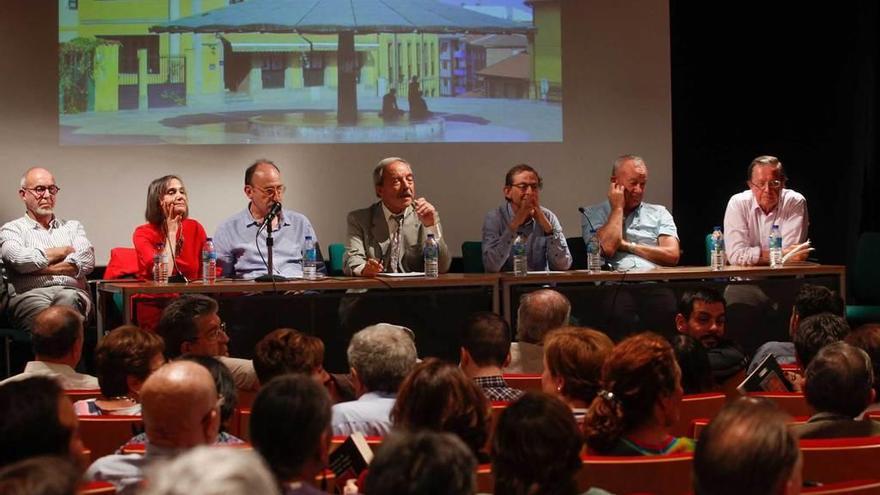 Miembros de la asociación cultural &quot;La Escandalera&quot;, con el alcalde, Wenceslao López -en el centro-, durante la presentación de la propuesta de regeneración integral del Oviedo Antiguo en la biblioteca del Fontán.
