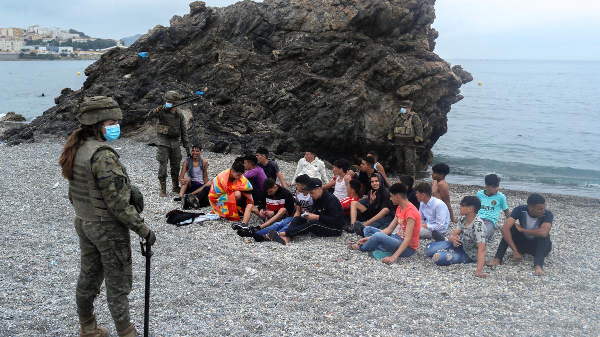 El Ejército se despliegue en Ceuta ante la llegada masiva de inmigrantes.