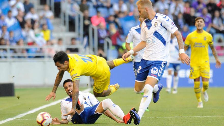 Araujo, en el aire, tras el impacto del golpe del central Mauro Dos Santos.