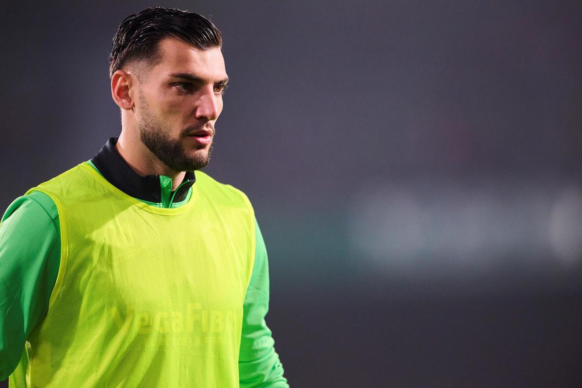 Rafa Mir, durante un calentamiento esta temporada.