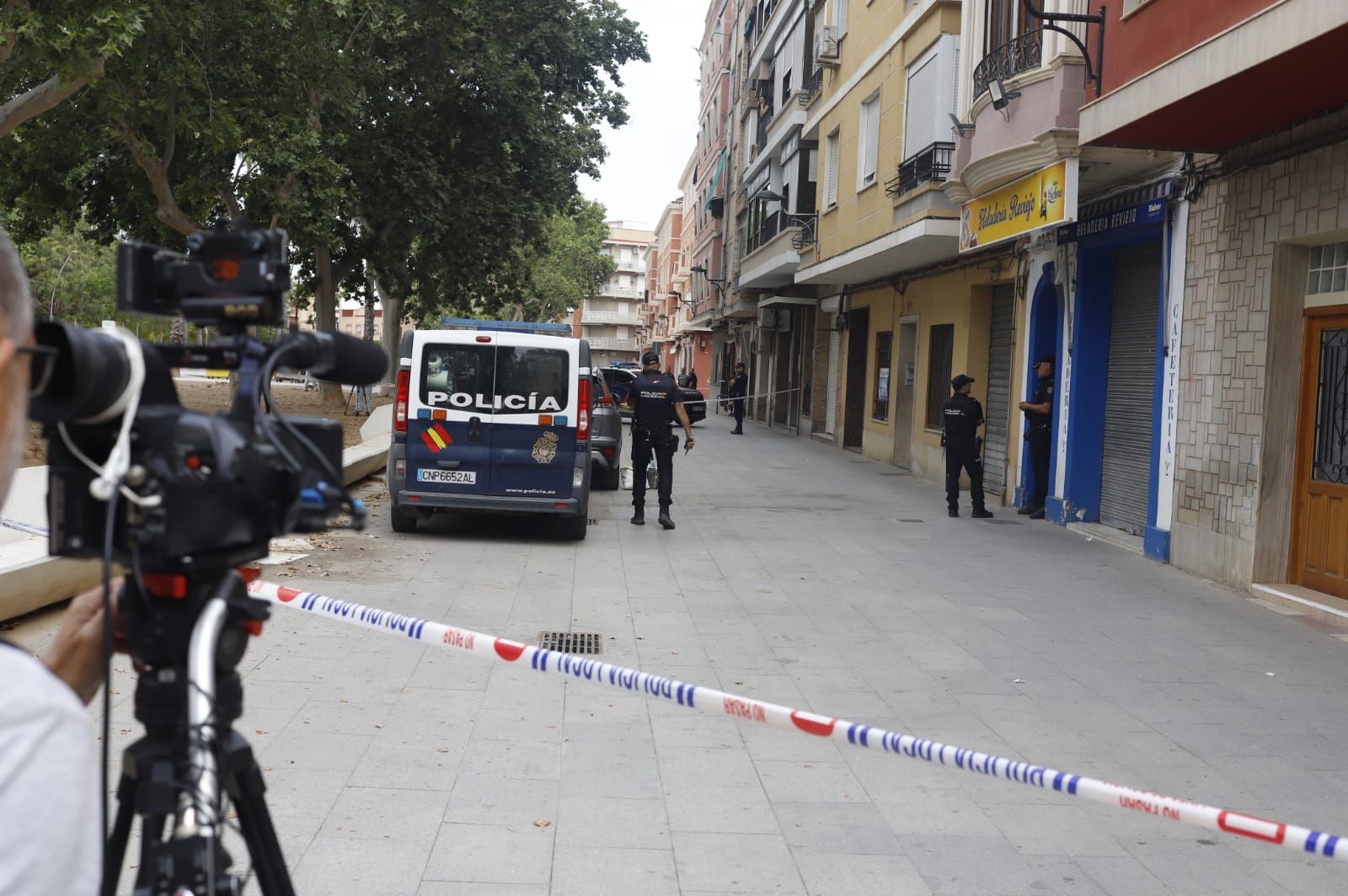 La Policía Nacional en el lugar del doble crimen de Algemesí