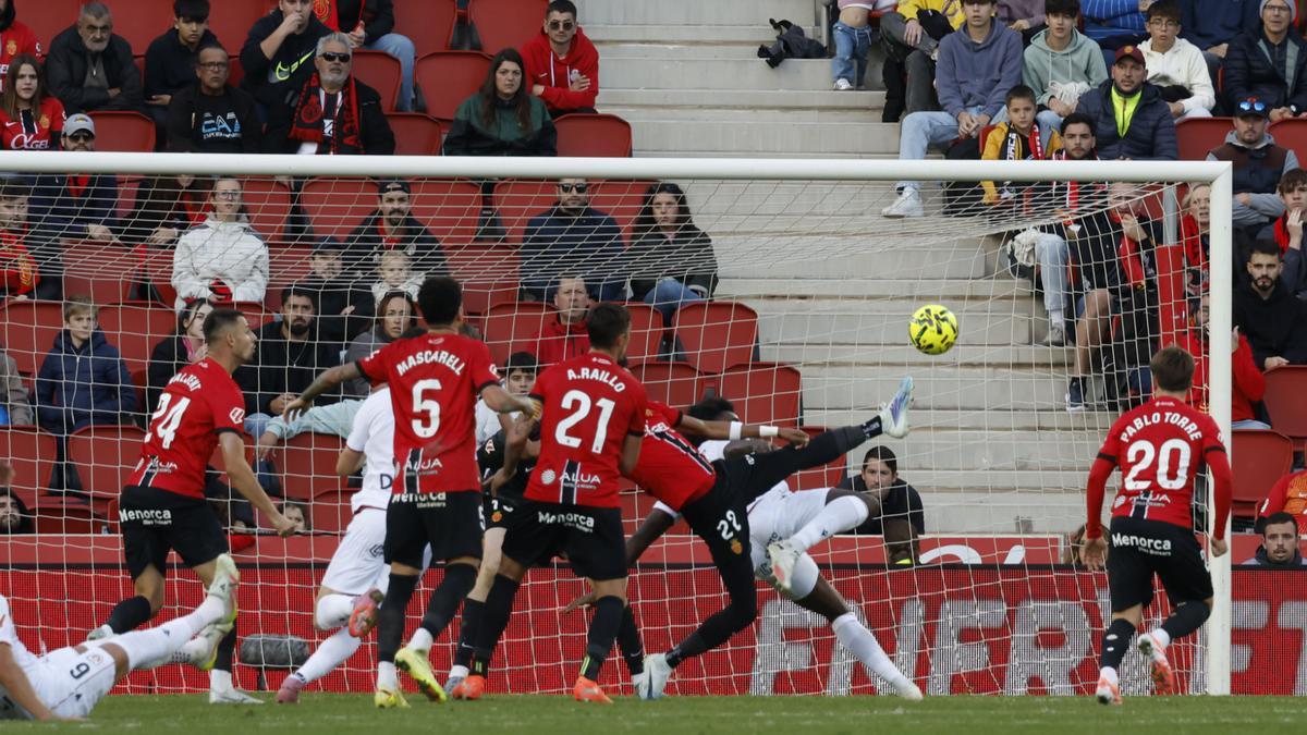 Boyomo, antes de rematar para establecer el 2-2 en el Mallorca-Osasuna.