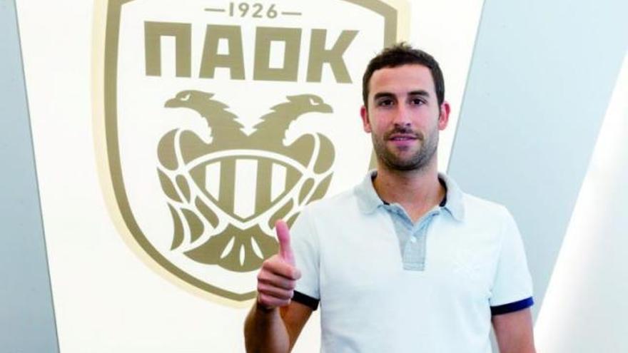 Íñigo López, en la presentación como jugador del PAOK de Salónica, el verano pasado.