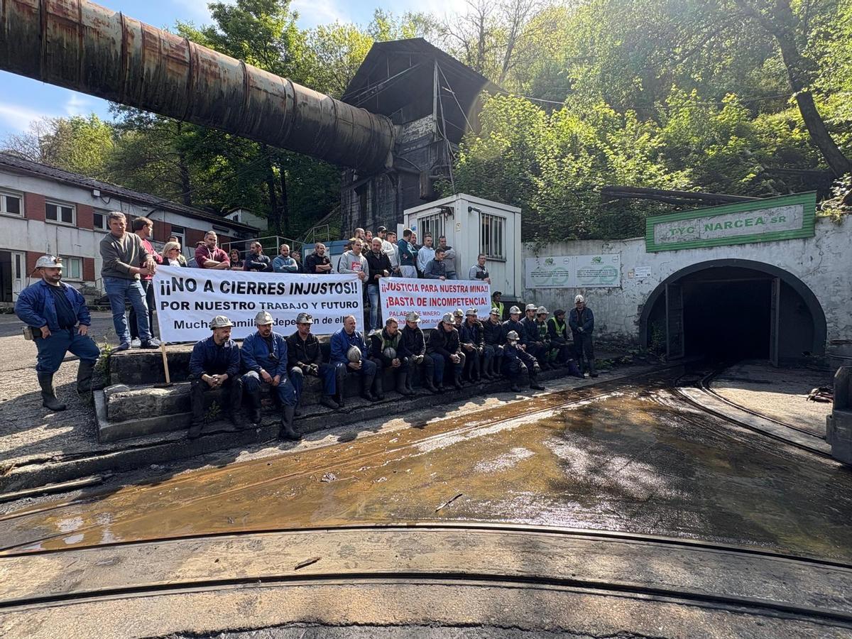 La protesta de los mineros de Vega de Rengos en la bocamina en junio, durante la paralización de las labores del año pasado.