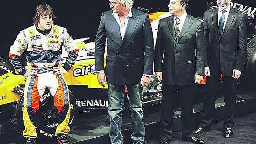 Fernando Alonso, Flavio Briatore, Carlos Ghosn y Bernard Rey, en la presentación del R28 el pasado año.