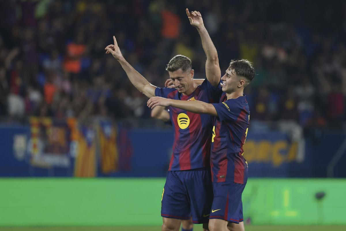 Casadó celebra un gol con Lewandowsi.