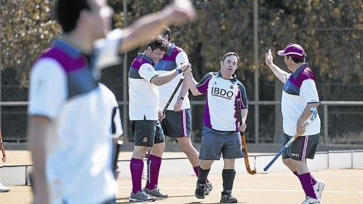 Muy capaces 8 Jugadores del Real Club de Polo, que apoya la Fundación Alex, celebran un tanto.