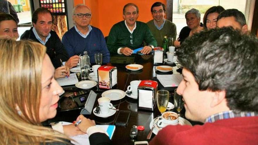 Elena Muñoz y Diego Gago junto miembros de su candidatura.// FdV