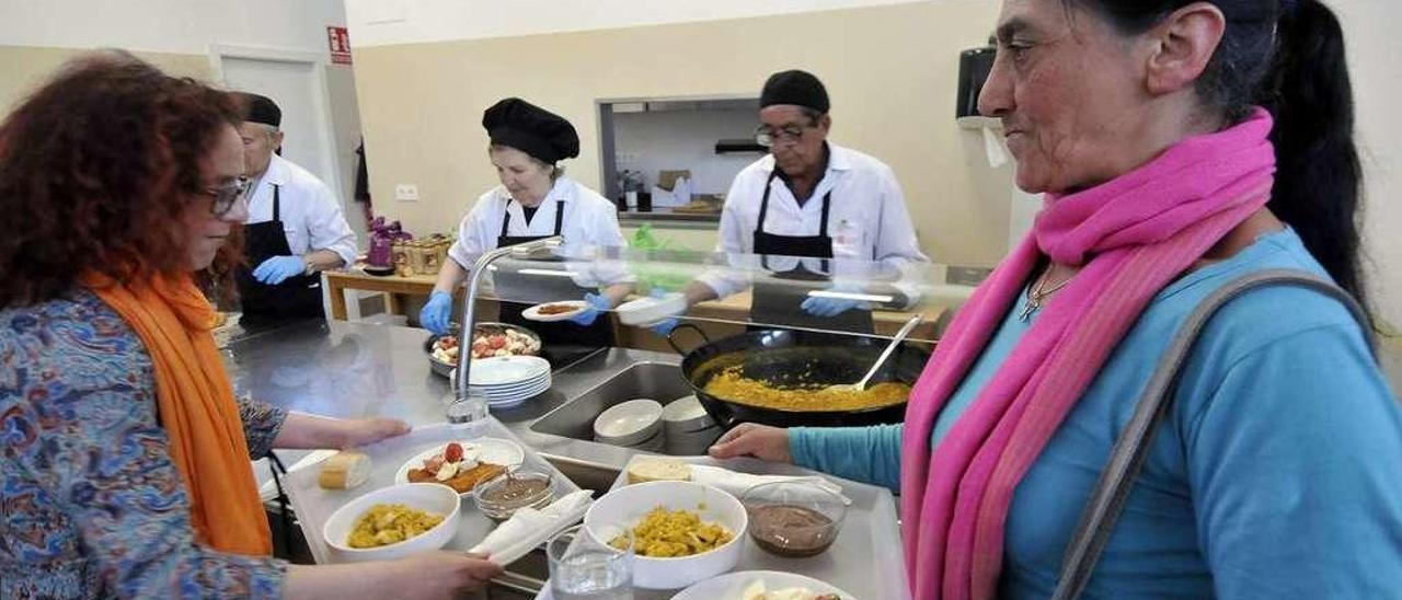 Dos usuarias, en el comedor solidario de Mieres, que gestiona Amicos.