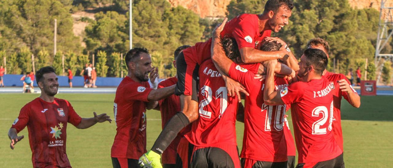 Los futbolistas de La Nucía celebran el gol del triunfo ante el Cornellà en la primera jornada de Liga.