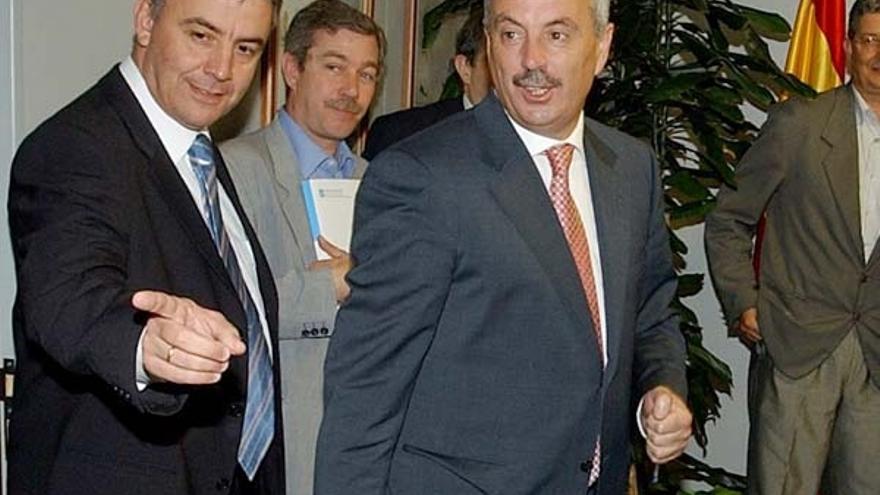 El director xeral de Desenvolvemento Sostible, Emilio Fernández, con el conselleiro Manuel Vázquez.