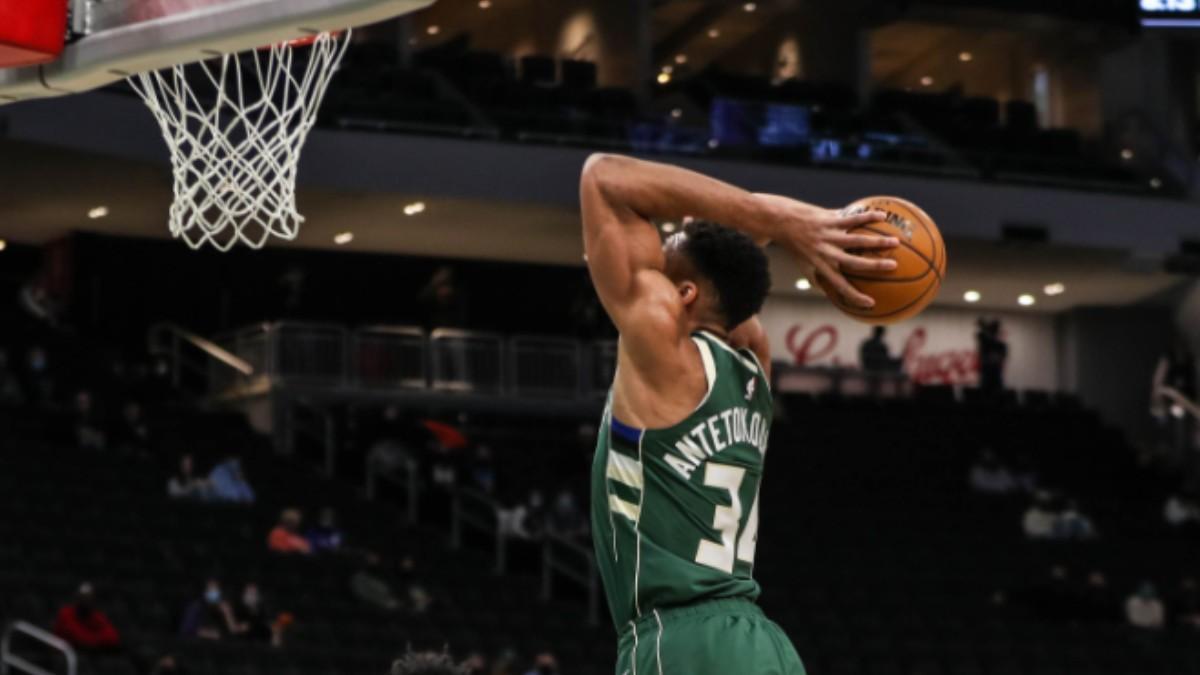 Antetokounmpo camino a 'machacar' el aro.