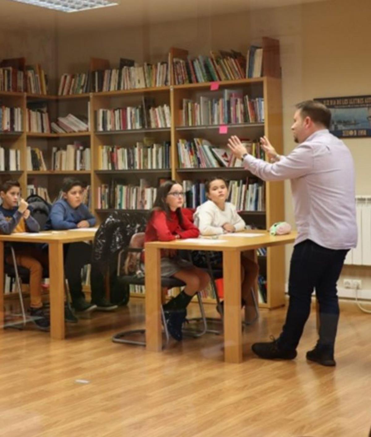 1. Finalistes de Secundaria: Álvaro Ordóñez, Vidal Quidiello, Lucía Doce, Xulia Antuña, Alberto Antuña, Favila Velasco, Naiara Suárez, Nerea Menéndez y Carla Bote. 2. Alumnáu de Secundaria, na preba de la Olimpiada de redaición. 3. Los finalistes de la Olimpiada de Primaria: Daniela González Villota, Diego Menéndez, Valeria Riestra Valdés, Gadea Iglesias Coto, Fabián Montes Escobar y Adrián González Pidal. 4. A piques d’empezar la preba de Primaria.