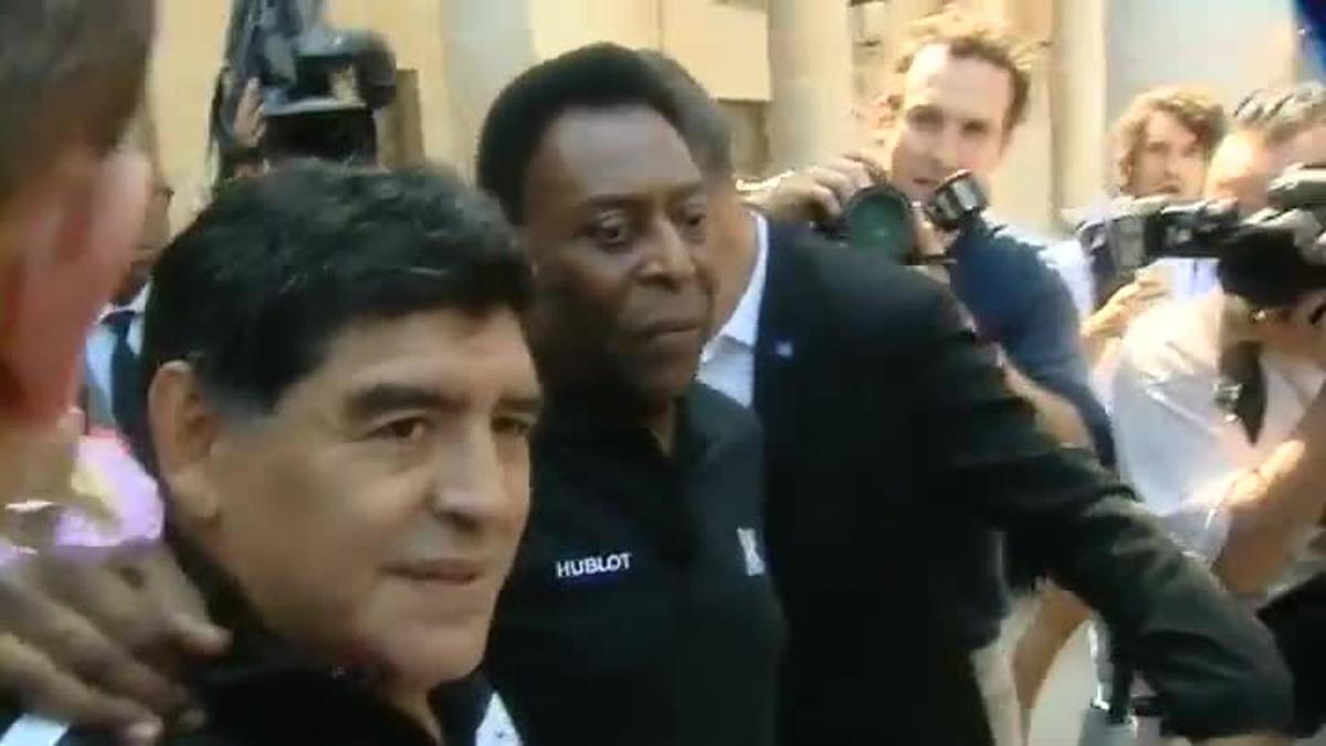 Pelé y Maradona firman la paz en París