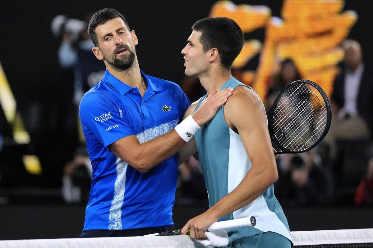Novak Djokovic, saludando a Carlos Alcaraz tras un partido