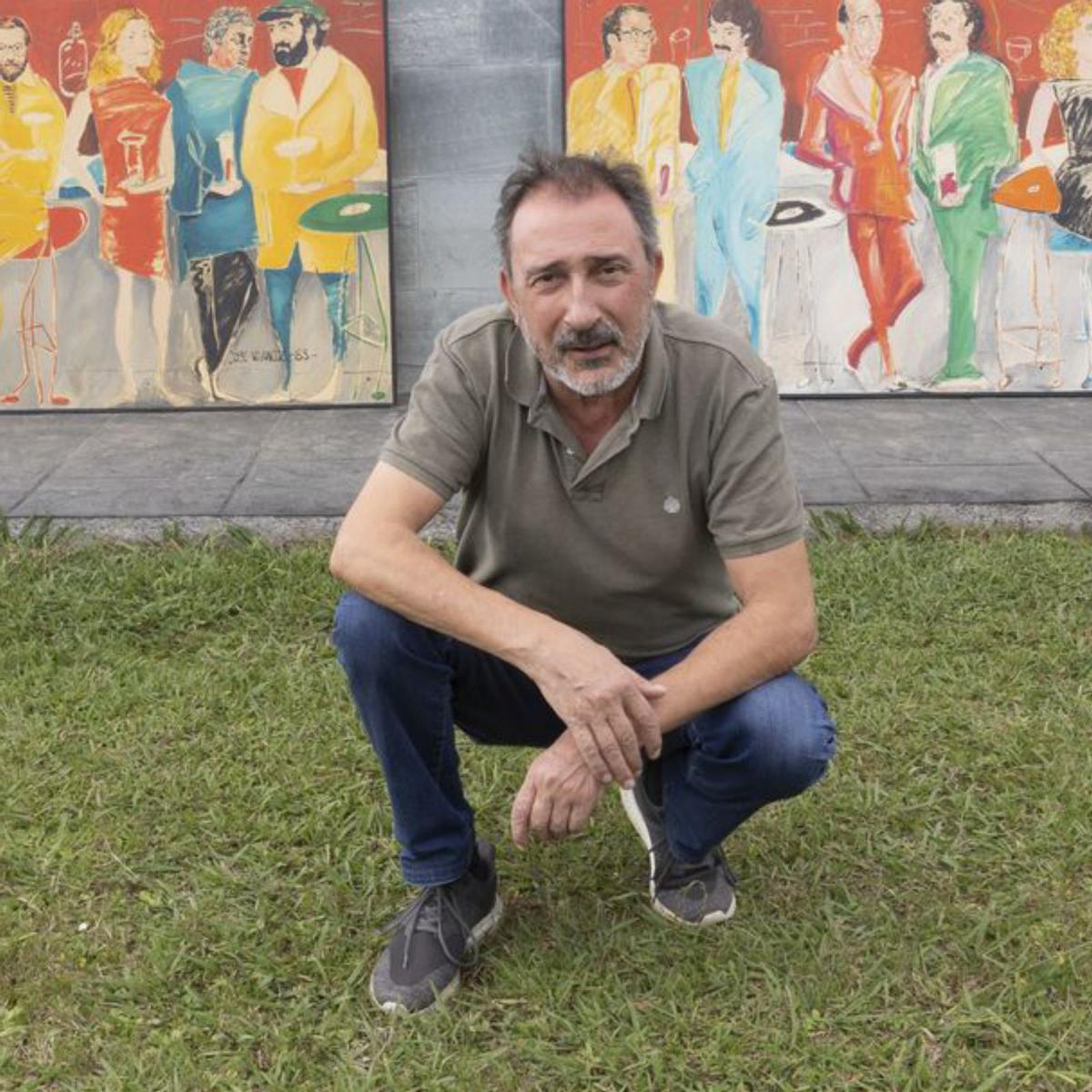 Sobre estas líneas, Jose Vivancos; a la derecha, Juan José Álvarez posa junto a los cuadros en su casa en Latores. | Miki López
