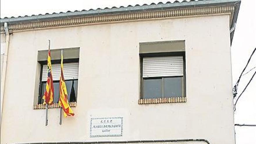 El ayuntamiento realiza trabajos de mejora en el colegio público