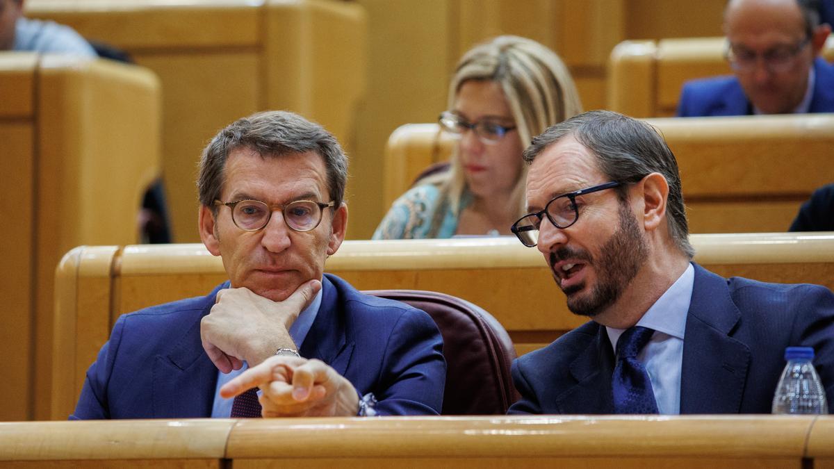 El presidente del PP, Alberto Núñez Feijóo (i), y el portavoz del Grupo Parlamentario Popular en el Senado, Javier Maroto, conversan en el acto en que Feijóo ha tomado posesión de su acta de senador, en el Senado, a 25 de mayo de 2022, en Madrid (España).