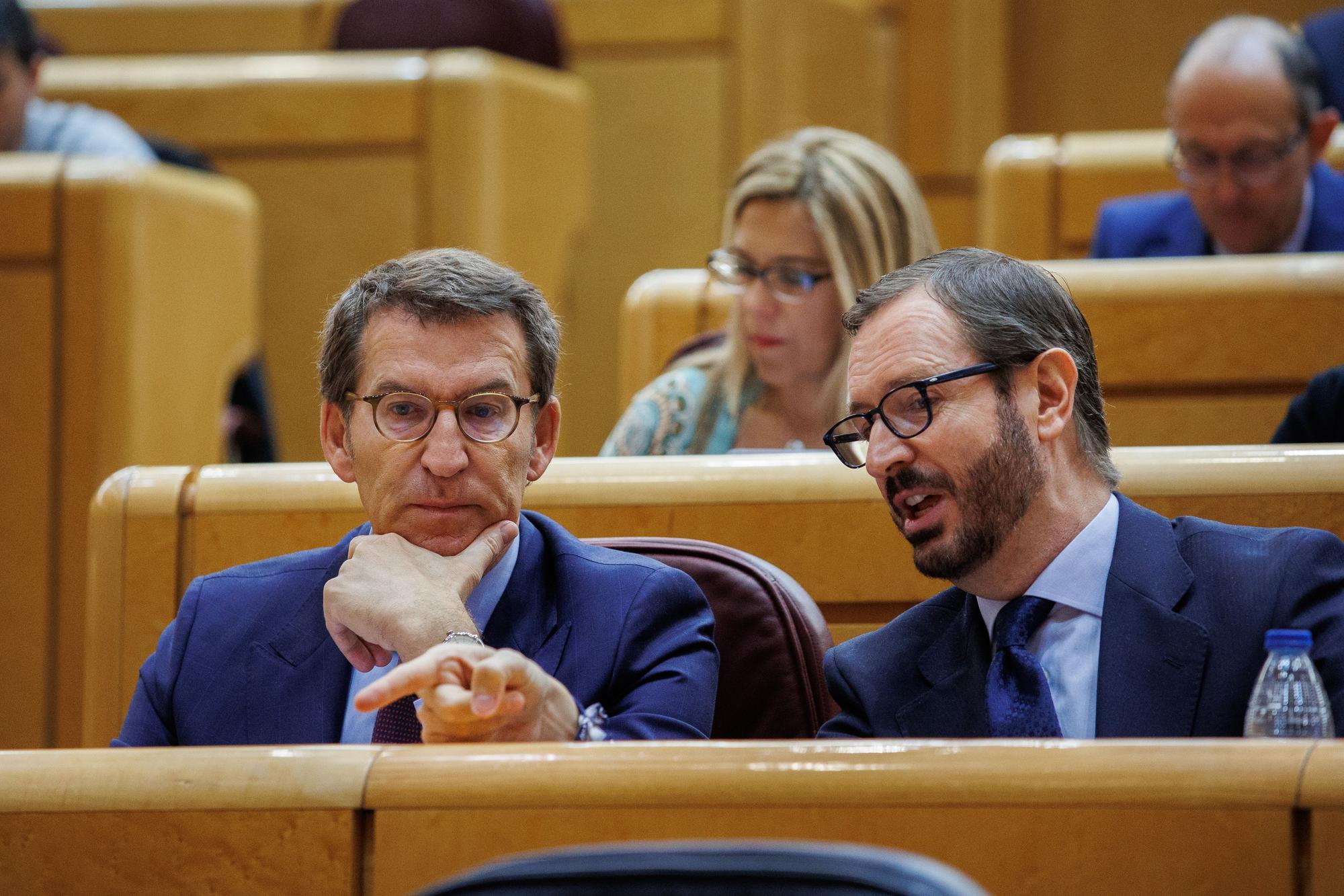 El presidente del PP, Alberto Núñez Feijóo (i), y el portavoz del Grupo Parlamentario Popular en el Senado, Javier Maroto, conversan en el acto en que Feijóo ha tomado posesión de su acta de senador, en el Senado, a 25 de mayo de 2022, en Madrid (España).